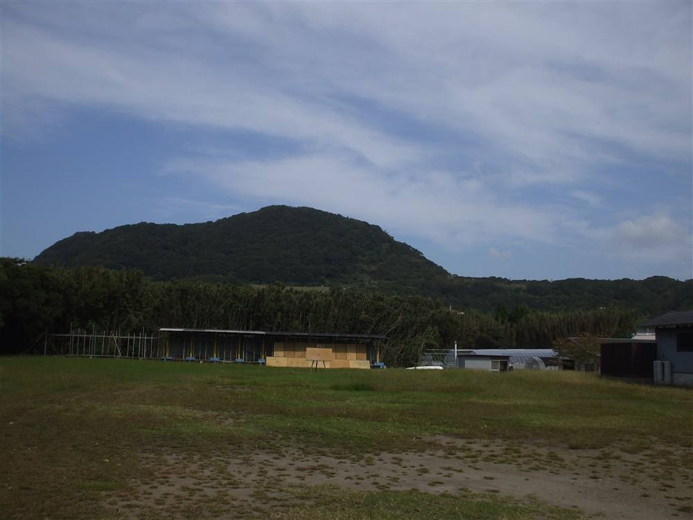 山を背にした広い屋外の射場